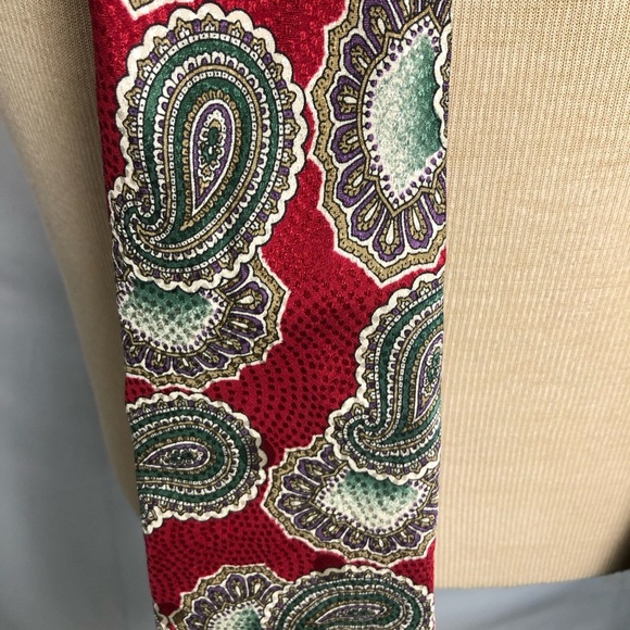 Men’s Vintage Red and Green Paisley Silk Tie. - Picture 2 of 4